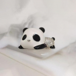 Rahvusliku stiiliga armas magamispunane panda pross, emane ni&scaron;&scaron; Loominguline loomapross, isikup&auml;rastatud n&ouml;&ouml;pn&otilde;el, kerge pandlaga aksessuaarid