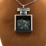 Pierres et Min&eacute;raux. Collier Aigue-Marine brut. Mod&egrave;le flacon. sinine