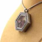 Pierres et Min&eacute;raux. Collier Tourmaline multicolore brut. Mod&egrave;le Hexagone.