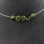 Pierres et Min&eacute;raux. Collier 5 perles Jade Nephrite de Xiuyan Chine. Chaine en acier Collier femmes, hommes. Taille personnalisable.