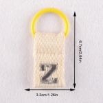 Makrooniv&auml;rvi 26 inglise t&auml;hega riidepuu DIY initsiaaliga nimesilt pagasile A