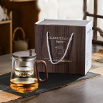 L&auml;bipaistvast klaasist kuumakindel teekann koos tees&otilde;elaga P&otilde;letusvastase puidust k&auml;epidemega paksendatud k&otilde;rge boorsilikaadiga teekannud Teen&otilde;ud