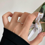 Korea stiilis geomeetrilise armulipsuga s&otilde;rmus - elegantne ja mitmek&uuml;lgne disain nimetiss&otilde;rmele