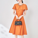 Kvaliteetne teemantdekooriga keepvarrukatega varrukateta kleit L roosa punane v&auml;rv