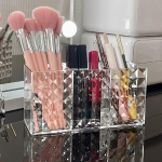 L&auml;bipaistev huulepulk kosmeetiline meik Akr&uuml;&uuml;l meigipintsel hoiukarbi &uuml;mbris jumestuspintsli hoidja laua korraldaja meigit&ouml;&ouml;riist