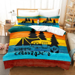 3 tk 'Happy Camper' mustriga tr&uuml;kitud voodipesukomplekt, sobib teismeliste ja t&auml;iskasvanute magamistuppa, telkimiseks, 1*tekikott+2*padjap&uuml;&uuml;r 155x200cm