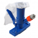 Basseini vaakumjoaga veealuse puhastushari klambriga k&auml;epidemega n&ouml;&ouml;rikotiga eemaldab nurkadest prahi sinine