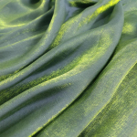 V&auml;rviline klaas, siidist satiinist gradientkangast kleit pulmade s&auml;rava n&auml;oga beebiriided riidest isetehtud merineitsi taustaga riie laudlina