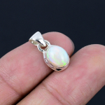 Naturaalne Etioopia opaalripats, 925 h&otilde;be, k&auml;sitsi valmistatud v&auml;ike ripats-ehe, kingitus valentinip&auml;evaks