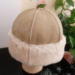 K&auml;sitsi valmistatud karusnahast &uuml;hes t&uuml;kis lambanahast m&uuml;ts, maaomanik, talvine k&uuml;lma- ja tuulekindel pluss samet soojad k&otilde;rvaklapid one size kollane