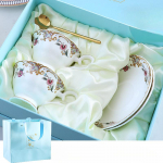 Pastoraalsed lillelised kohvitassid ja alustassid Peened kinkekarbid-2 teetassi ja 2 alustassi ja 2 lusikat, P&auml;rastl&otilde;unatee teeserviisid kodu restorani peo jaoks elevandiluuvalge