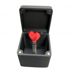 S&otilde;brap&auml;eva roosi kinkekarp Kevadel h&uuml;ppav punane lilleline armastuss&uuml;da &uuml;mbrises T&ouml;&ouml;lauakaunistus Kiusamine Paar Peres&otilde;brad Kevad rekvisiidid Gag King Love Heart