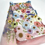 3D aplikatsiooniga tikitud pitskangas laste kleidi jaoks