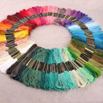 100-v&auml;rviline k&auml;sitsi valmistatud ristpistes tikand puuvillane niidipakk (6-haruline j&auml;me sisetald siidist)