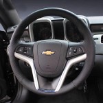 Chevrolet Camaro 5. p&otilde;lvkonna 2014 2015 RS jaoks K&auml;sit&ouml;&ouml;na &otilde;mmeldud libisemisvastane auto rooliratta kate DIY Must Napa Nahk Auto Interj&ouml;&ouml;r