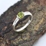 J&otilde;ulum&uuml;&uuml;k Naturaalne Peridot Statementi s&otilde;rmus 925 sterlingh&otilde;bedast ehted 6