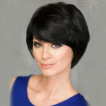 Naiste s&uuml;nteetiline l&uuml;hike lokkis tukkidega parukas naistele kuumakindlate juustega Naturaalsed mustad parukad igap&auml;evaseks kasutamiseks must