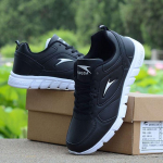 Kevadised ja s&uuml;gisesed nahast pinnaga tossud veekindlad vabaajajalatsid Valged jooksujalatsid Tudengite moodsad kingad Valged tossud Unisex kingad Tennis 44 must