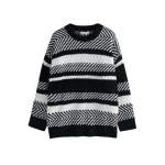 Keskmise pikkusega triibuline sviiter naiste s&uuml;giseks ja talveks, laisa stiiliga l&otilde;dvalt liibuv sviiter, mis kannab v&auml;limist kootud kampsunit S