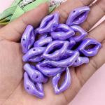 15.4 * 25.3mm 20 tk/pakk Vertikaalse auguga aksessuaarid V&auml;rvilised huuleprindiga Perforeeritud akr&uuml;&uuml;lhelmed K&auml;ev&otilde;ru DIY aksessuaarid Aksessuaarid lilla