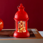 Lapsed kannavad kevadfestivali jaoks v&auml;ikeseid valgustatud silindrilisi laternaid