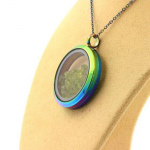 Pierres et Min&eacute;raux. Collier P&eacute;ridot brut. Mod&egrave;le multicolore.