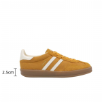 Retro punased naiste nahast paeladega rulluisutajad 35