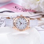 Luksuslikud naiste Analig kvartsist k&auml;ekellad Nahast rihmaga helendav k&auml;ekell vabaaja &auml;rikleitidega k&auml;ekellad valge