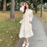 Uus suvine kleit t&uuml;drukule, disainitunnetus, kattuv V-kaelus, &otilde;rn tuul, l&uuml;hikeste varrukatega pikk kleit, Mori t&uuml;druku stiilis kleit S aprikoosi