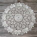 1 tk pits &uuml;mmargune valge tikandiga laud koht matt s&ouml;&ouml;gipadi riidest jook plats tass kruus &otilde;htus&ouml;&ouml;k tee alusplaat klaasist salvr&auml;tikuga k&ouml;&ouml;k 30cm x 30cm