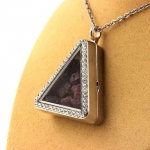 Pierres et Min&eacute;raux. Collier Grenat Rhodolite brut. Mod&egrave;le triangle.