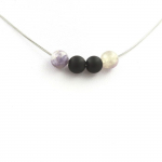 Pierres et Min&eacute;raux. Collier perles Mica violet de Tanzanie + Onyx noir mat 8 mm. Chaine en Collier femmes, hommes. Taille personna