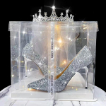 Kingi s&otilde;bratarile t&uuml;drukule printsessile 18. s&uuml;nnip&auml;evaks, t&auml;iskasvanud kingitus, k&otilde;rged kontsad, t&auml;iskasvanute kristall, kaheksateist t&uuml;drukust tudengit stilettod 40