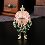 Faberge stiilis emailitud muna ehtekarp, K&auml;sitsi maalitud maikellukeste ehtekarp alusega, Vintaažne dekoratiivne kingitus A roosa
