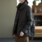 Kerge sulejope naiste l&uuml;hikesele stiilile, uus moodne vaba ja mitmek&uuml;lgne p&uuml;stine krae, valge pardi sule, soe s&uuml;gis- ja talvejope. L