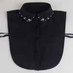 Naiste mood tikitud &scaron;ifoonist v&otilde;ltskrae musta servaga, lainelise tikitud kraega, mis on &uuml;hendatud kampsuniga mitmek&uuml;lgne kaelus valge