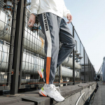 Meeste Hip Hop Cargo P&uuml;ksid Harem P&uuml;ksid Color Block Casual Meeste Dressip&uuml;ksid T&auml;navar&otilde;ivad LooseMeeste spordip&uuml;ksid S valge/must