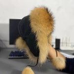 Moodne rebase karusnahast talvem&uuml;ts koos k&otilde;rvakaitsega naiste pommim&uuml;tsiga