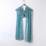 Kevad- ja suvine lipsuv&auml;rviga tutisall &ndash; puuvillane ja linane plisseeritud pael 60x220cm