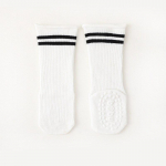 1 paar kammitud puuvillased laste lapsed &uuml;le vasika kodus triibulised p&otilde;randasokid s&auml;&auml;re keskel S valge