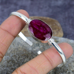 Laboris loodud rubiinist v&auml;&auml;riskivist k&auml;sitsi valmistatud 925 h&otilde;bedast k&auml;ev&otilde;ru/mansetiga reguleeritav kingitus Adjustable roosa