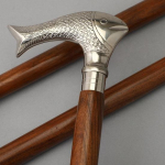 K&auml;sitsi valmistatud puidust jalutuskepp kuldne, h&otilde;bedane kalapea t&auml;ispuidust vars messingist inkrusteeritud varrega ilus jalutuskepp 93.98 cm