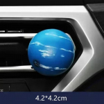 Universe Planet Shape Astronaut Auto &otilde;huv&auml;rskendaja auto kliimaseade v&auml;ljalaskeava Parf&uuml;&uuml;miklamber Parf&uuml;&uuml;mi autode kaunistused