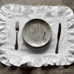 4 tk 30x45 cm 100% linased salvr&auml;tikud pehmed restorani pulma&otilde;htus&ouml;&ouml;giks &uuml;hev&auml;rvilised volangidega lauamatid volangidega servaga klassikaline kohandatud kodulaua salvr&auml;tik valge