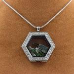 Pierres et Min&eacute;raux. Collier Tourmaline verte brut. Mod&egrave;le Hexagone.
