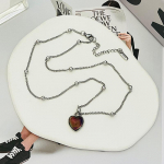 Tundlik emotsionaalne tundlik v&auml;rvimuutus armastuse ripatsiga kaelakee helmestega kett