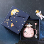 Astronaudi seeria keraamiline kruus kaane ja lusikaga, armas &auml;rikingituse karp, loominguline keraamiline kohvi- ja teetass, p&uuml;hade s&uuml;nnip&auml;evat&uuml;drukute kingitused 450ml
