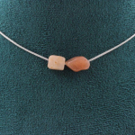 Pierres et Min&eacute;raux. Collier 2 perles Pierre de soleil de Tanzanie. Chaine en acier Collier femmes, hommes. Taille personnalisable.
