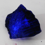Looduslik sinine safiir tohutu toorkristall SERTIFITSEERITUD 49,9 ct Maa seest kaevandatud lahtine v&auml;&auml;riskivi 64.5 mm Approx roheline