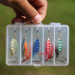 5 tk metallist Minnow kalap&uuml;&uuml;gi peibutis sequin Spinner s&ouml;&ouml;t koos kalastustarvete karbiga 5PCS